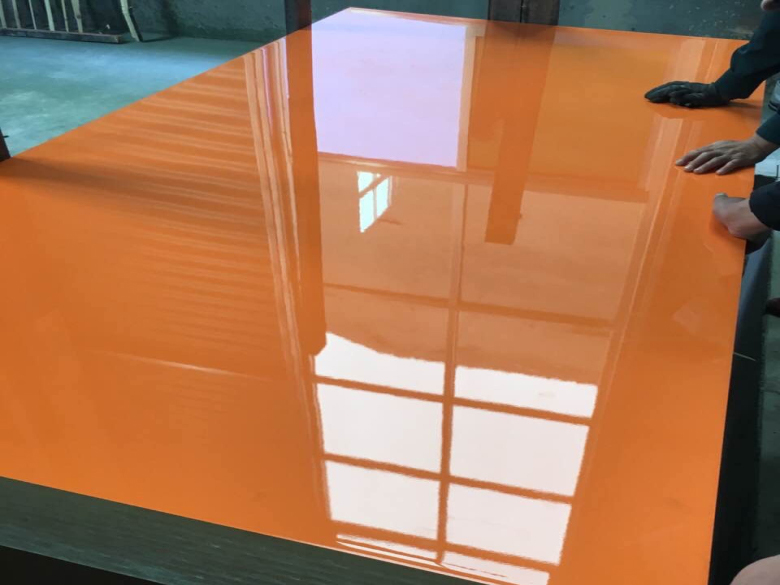 建筑模板滾膠時(shí)應(yīng)講究什么？