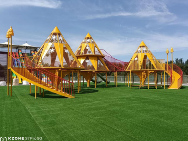 2022年8月，江蘇徐州紅楓森林公園，無動(dòng)力游樂項(xiàng)目落地完成，占地15000平，總投資300萬。