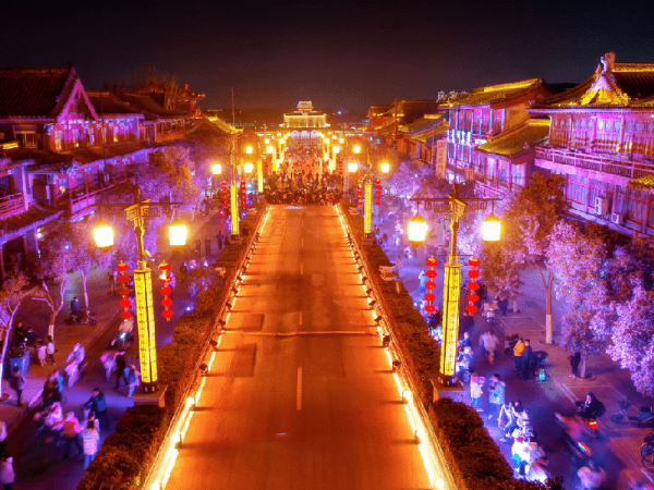 2022年12月，山東省泰安市大宋不 夜城項(xiàng)目全面啟動(dòng)，日接待客流量15萬人次，火爆全國(guó)。